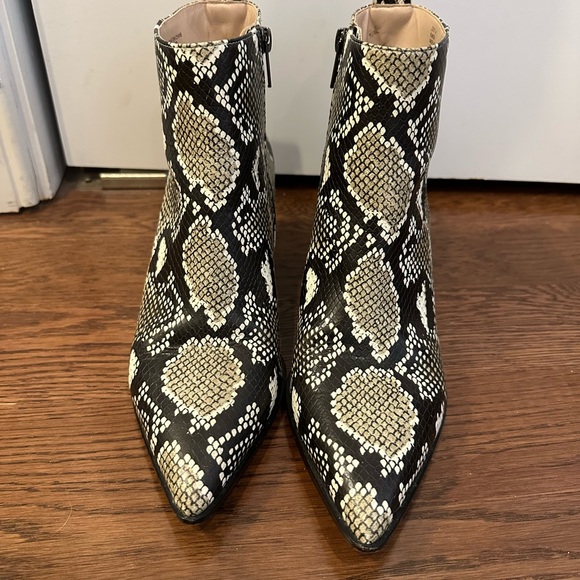 Saks Fifth Avenue Snakeskin Ankle Boots Size 8.5 - Picture 1 of 3